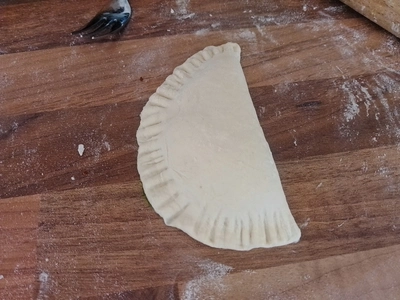 Teigfladen welch in der Mitte zusammen geklappt ist