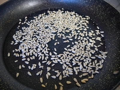 Sonnenblumenkerne in einer Pfanne, welch geröstet werden