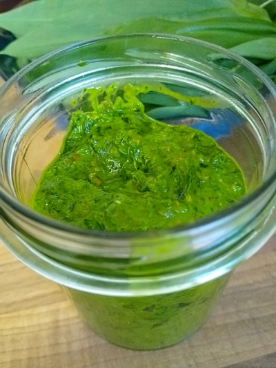 Schraubglas mit grünen Bärlauchpesto