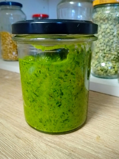 Schraubglas mit grünen Bärlauchpesto