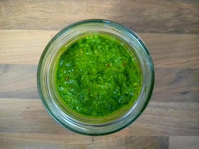 Schraubglas mit grünen Bärlauchpesto