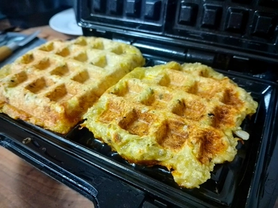 Gebackene Waffeln auf einem Waffeleisen