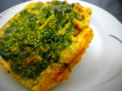 Waffeln bestrichen mit Spinat und Bärlauchpesto auf einem Teller
