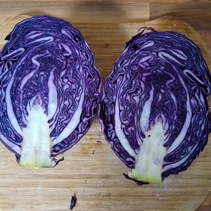 Halbierter Rotkohl auf einem Holzbrett