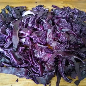 Klein geschnittener Rotkohl auf einem Holzbrett