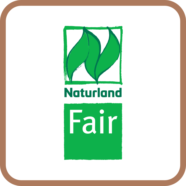 Logo von Naturland mit zwei grünen Blättern und darunter steht Fair