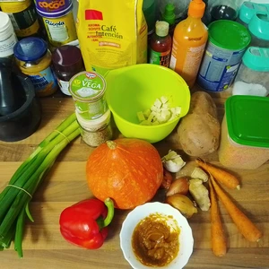 Foto einer Küchenarbeitsplatte mit unterschiedlichen Zutaten, sowie Dosen und Behälter welche nicht zum Rezept gehören