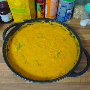 Wokpfanne mit einer Süßkartoffel-Kürbissuppe