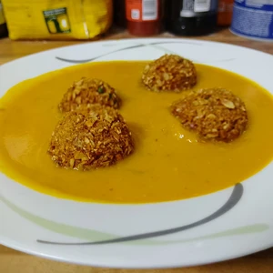 Nahaufnahme der Süßkartoffel-KürbisSuppe und frittierten Tofubällchen