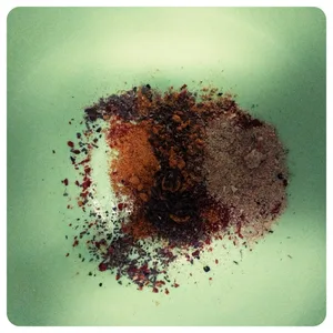 Gewürze in einer Schale