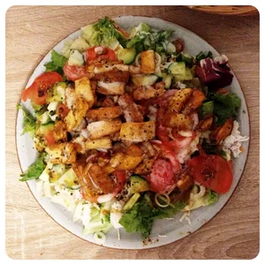 Salat mit Tofu Tofugeschnetzelten auf einem Teller