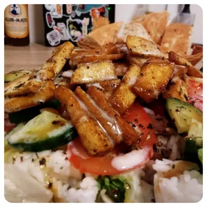 Nahaufname vom Tofugeschnetzelten auf Salat